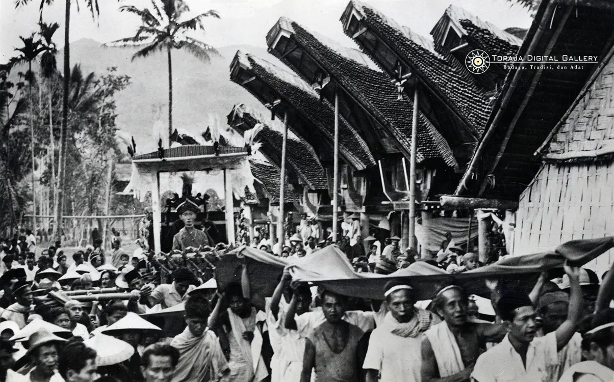 Potret mengusung patung mendiang (tau-tau)